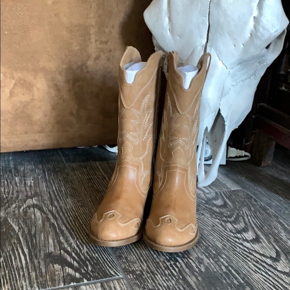 frye & co. Kids Shoes - Assorted Sizes - Picture 3 of 4